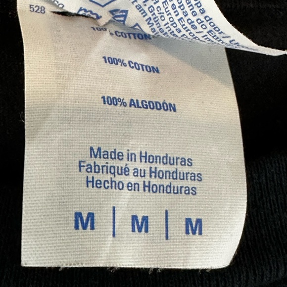 Bring joy to the holidays with this fun jelly cranberry sauce t-shirt. Size Med. - Picture 2 of 3